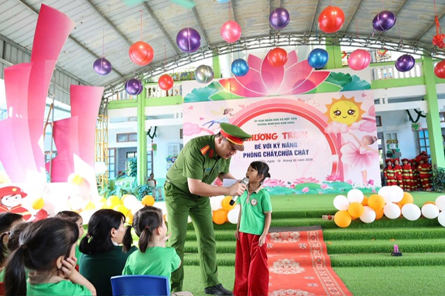 Công an xã Hợp Tiến phối hợp tổ chức chương trình “Bé với kỹ năng phòng cháy, chữa cháy”